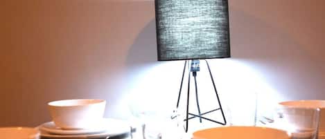 1 habitación, escritorio y tabla de planchar con plancha