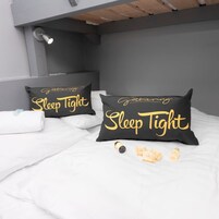 1 habitación, escritorio y tabla de planchar con plancha