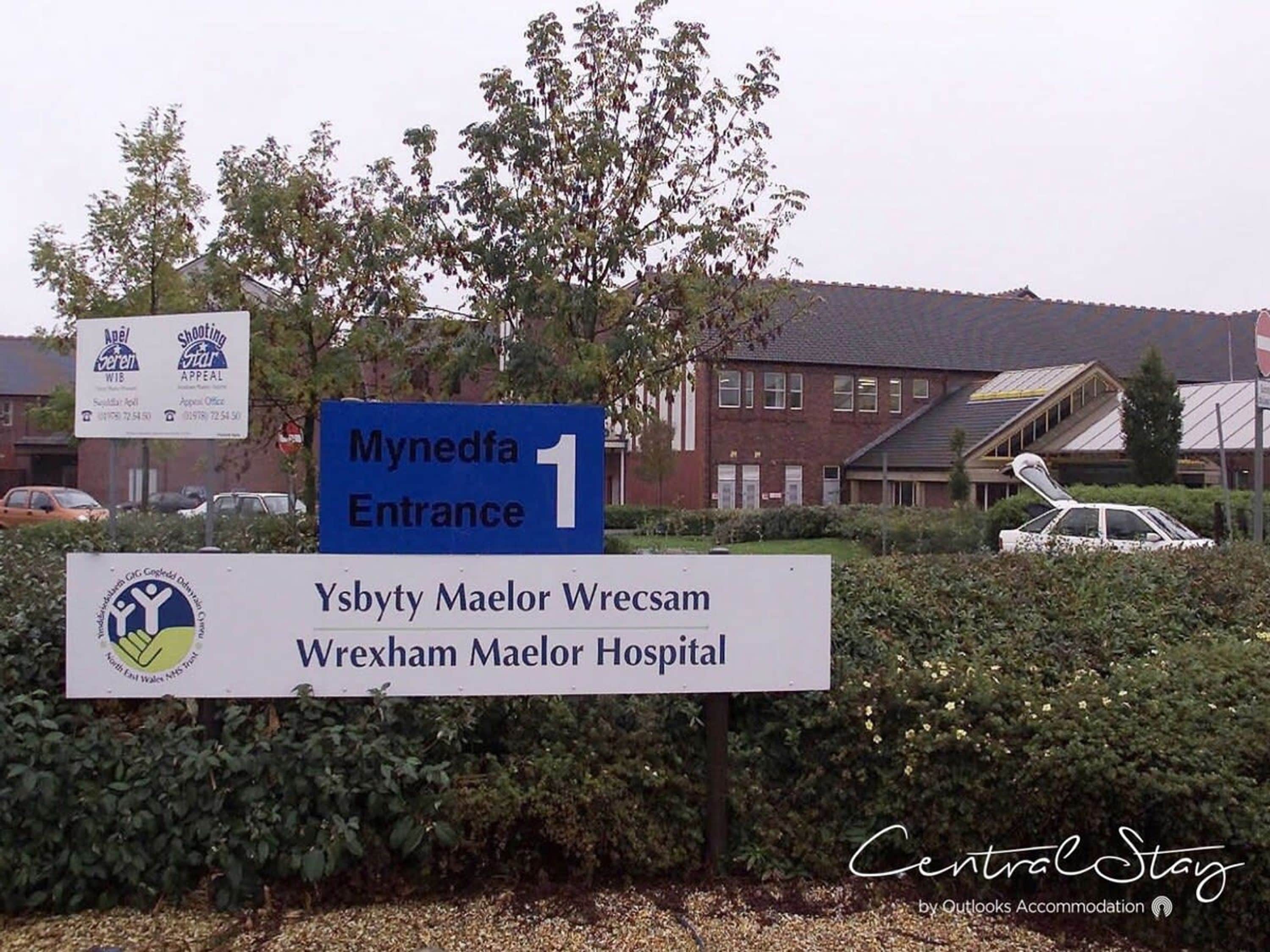 Señal de entrada al Hospital Wrexham Maelor.