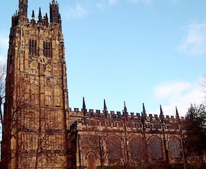 A historic building with a tall tower and multiple arched windows. - Wrexham Central Stay Apartment Seven (Wrexham)