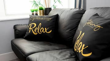 1 habitación, escritorio y tabla de planchar con plancha