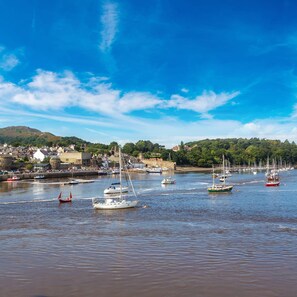 6 bedrooms, iron/ironing board, Internet - The Sailing Club - 6 Bedroom Hot Tub Town Centre (Conwy)