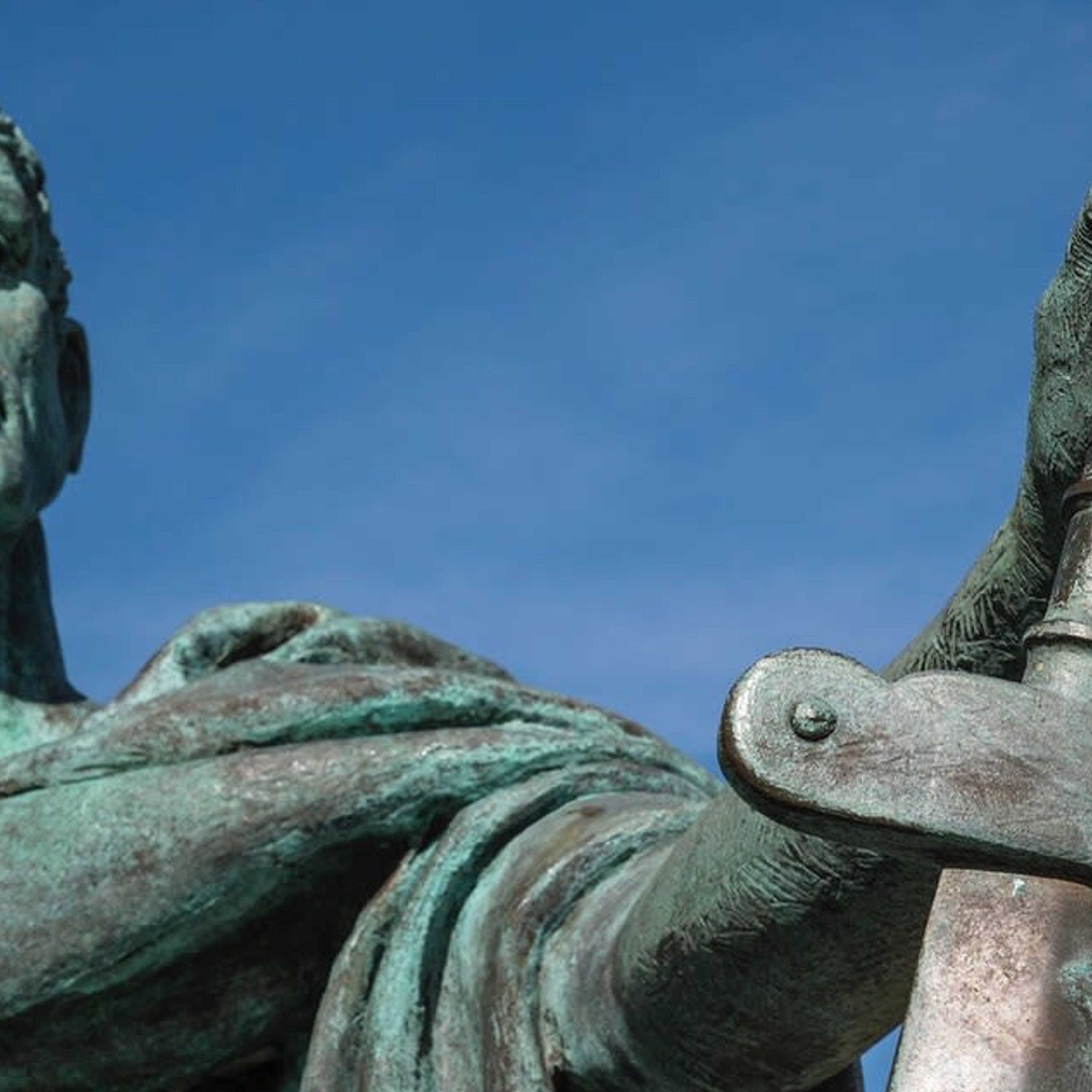Eine Nahaufnahme einer Statue mit detaillierter Struktur und einem sichtbaren Schraubendreher am Arm.