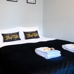 House | 4 bedrooms, iron/ironing board, Internet - The Bishophill Gathering - Sleeps Up To 12 York (York)