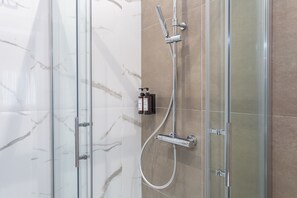 Haartrockner, Bidet, Handtücher, Seife