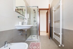 Apartment | Badezimmer | Dusche, Regendusche, Handtücher