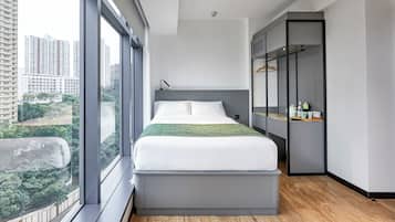 1 bilik tidur, peti besi dalam bilik, meja, ruang kerja komputer riba