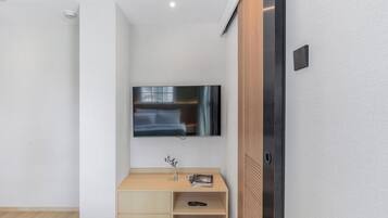 Habitación doble Deluxe | Área de sala de estar | Televisión