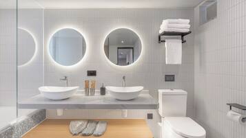 Deluxe Quadruple Room | Bathroom