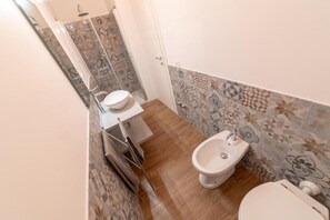 Douche, sèche-cheveux, bidet, serviettes fournies