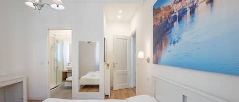 2 habitaciones, escritorio, tabla de planchar con plancha y wifi