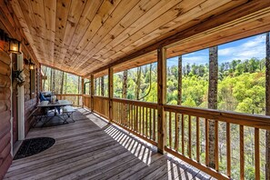 Outdoor dining - Hot Tub/Views/Fire Pit/Pet-Friendly/Multi-Level Mountain Retreat – Sleeps 6 (Maggie Valley)