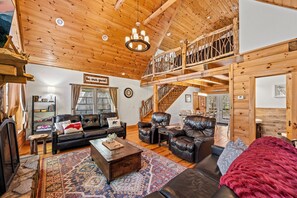 Smart TV, fireplace - Hot Tub/Views/Fire Pit/Pet-Friendly/Multi-Level Mountain Retreat – Sleeps 6 (Maggie Valley)