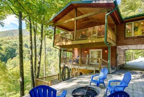 Terrace/patio - Hot Tub/Views/Fire Pit/Pet-Friendly/Multi-Level Mountain Retreat – Sleeps 6 (Maggie Valley)