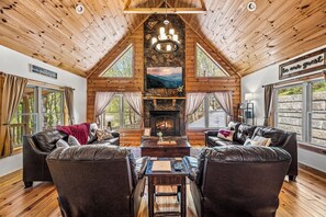 Smart TV, fireplace - Hot Tub/Views/Fire Pit/Pet-Friendly/Multi-Level Mountain Retreat – Sleeps 6 (Maggie Valley)
