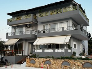 Front of property - Moonbeam Townhouse Skiathos (Skiathos)