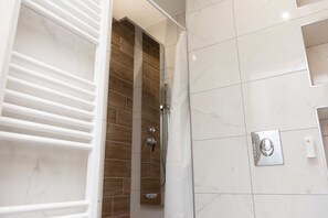 Haartrockner, Handtücher, Seife, Shampoo