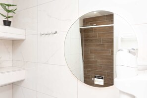 Sèche-cheveux, serviettes fournies, savon, shampoing