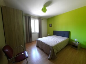 2 bedrooms, iron/ironing board, free WiFi