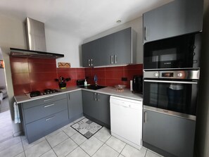 Kjøleskap, mikrobølgeovn, ovn og kokeplater