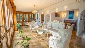 32-inch Smart TV with digital channels, Netflix, streaming services