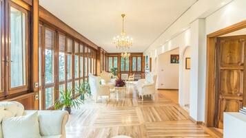 Vila Mewah, 5 kamar tidur, Bebas Asap Rokok, pemandangan bukit | Ruang keluarga | Smart TV, Netflix, layanan streaming, dan printer