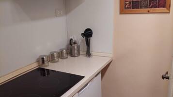 Fridge, oven, stovetop, cookware/dishes/utensils