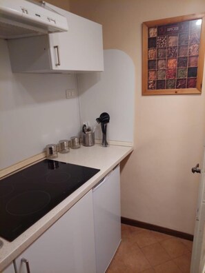 Fridge, oven, stovetop, cookware/dishes/utensils - Casa Vacanze "campo De Fiori" (Roma)