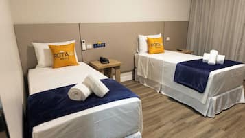 標準雙床房 | 高級寢具、房內夾萬、手提電腦工作空間、免費 Wi-Fi