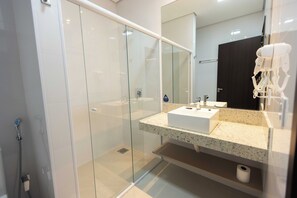 Habitación cuádruple estándar | Baño | Regadera, secadora de cabello, toallas, jabón 