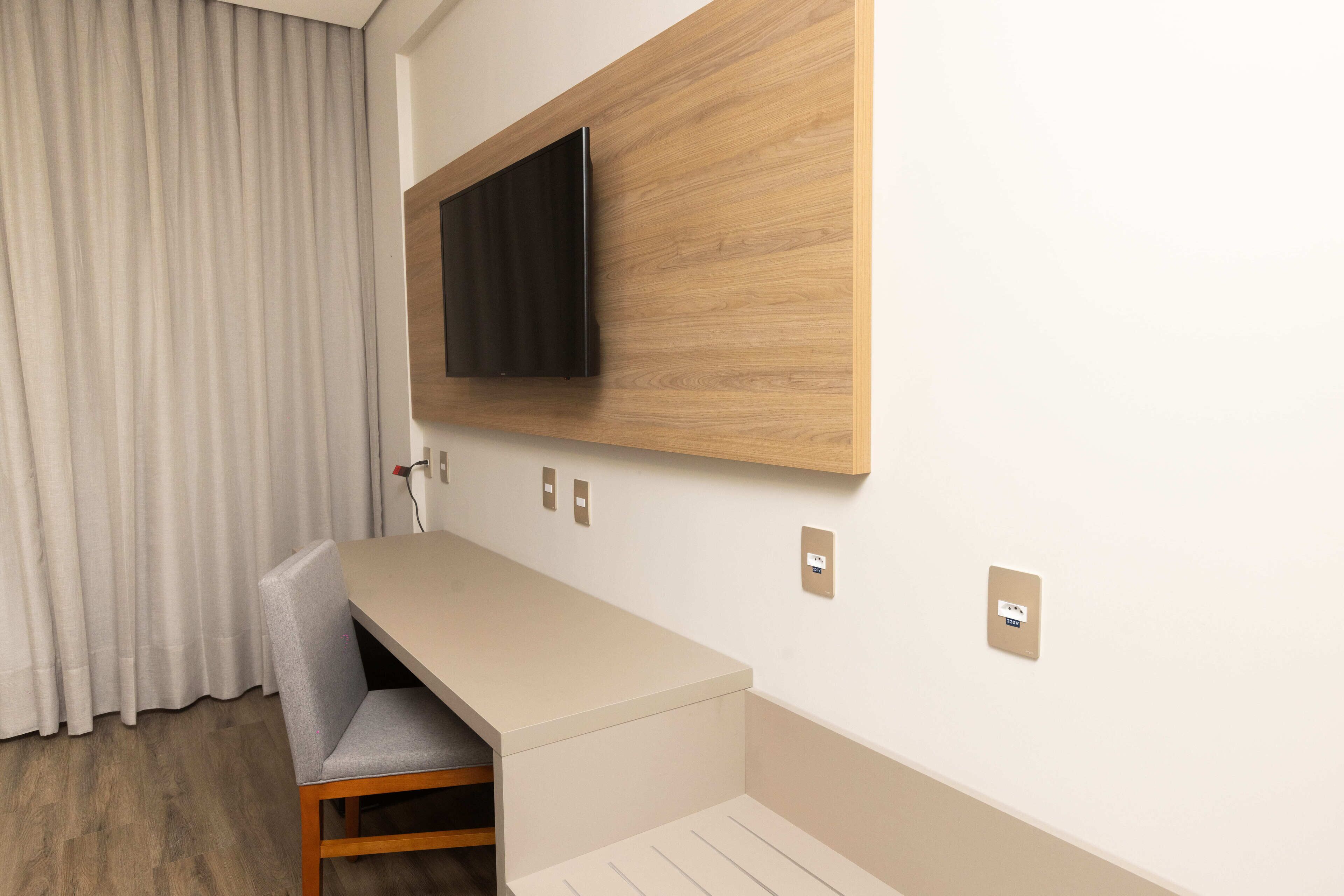 Ropa de cama de alta calidad y caja de seguridad en la habitación 