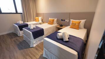 Quarto triplo standard | Roupas de cama premium, cofres nos quartos