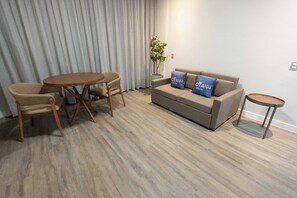 Family Dört Kişilik Oda | Kaliteli yatak takımı, odada kasa, dizüstü bilgisayar çalışma alanı 