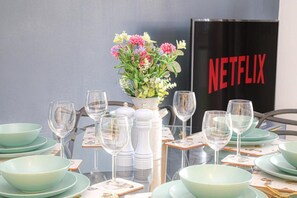 Dining - Alpha Properties 1 - A Four Bedroom House with Free Parking, Fast Wifi & SmartTV (Milton Keynes)