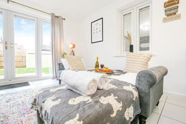 4 bedrooms, WiFi - Alpha Properties 1 - A Four Bedroom House with Free Parking, Fast Wifi & SmartTV (Milton Keynes)