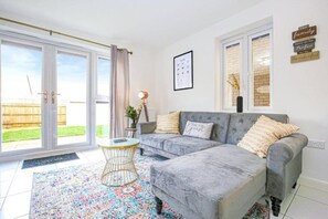 Living area - Alpha Properties 1 - A Four Bedroom House with Free Parking, Fast Wifi & SmartTV (Milton Keynes)