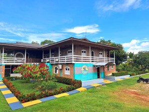 Classic Triple Room, Balcony, Partial Lake View | Living area