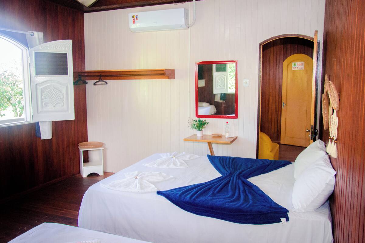 Quarto triplo clássico, sacada, vista parcial para o lago | Camas com colchões pillow-top, Wi-Fi de cortesia