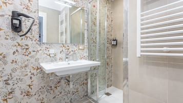 Quarto luxo | Banheiro | Chuveiro, secador de cabelo, roupões de banho, bidê