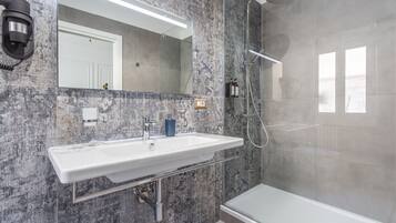 Phòng Executive | Phòng tắm | Buồng tắm vòi sen, máy sấy tóc, áo choàng tắm, chậu vệ sinh/vòi rửa