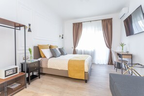 Premium bedding, memory-foam beds, in-room safe, individually furnished - Rhome Vatican Rooms (Rome)