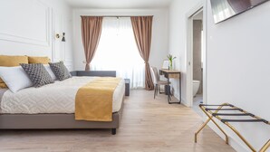 A modern bedroom with a bed, a desk, and a TV. - Rhome Vatican Rooms (Rome)