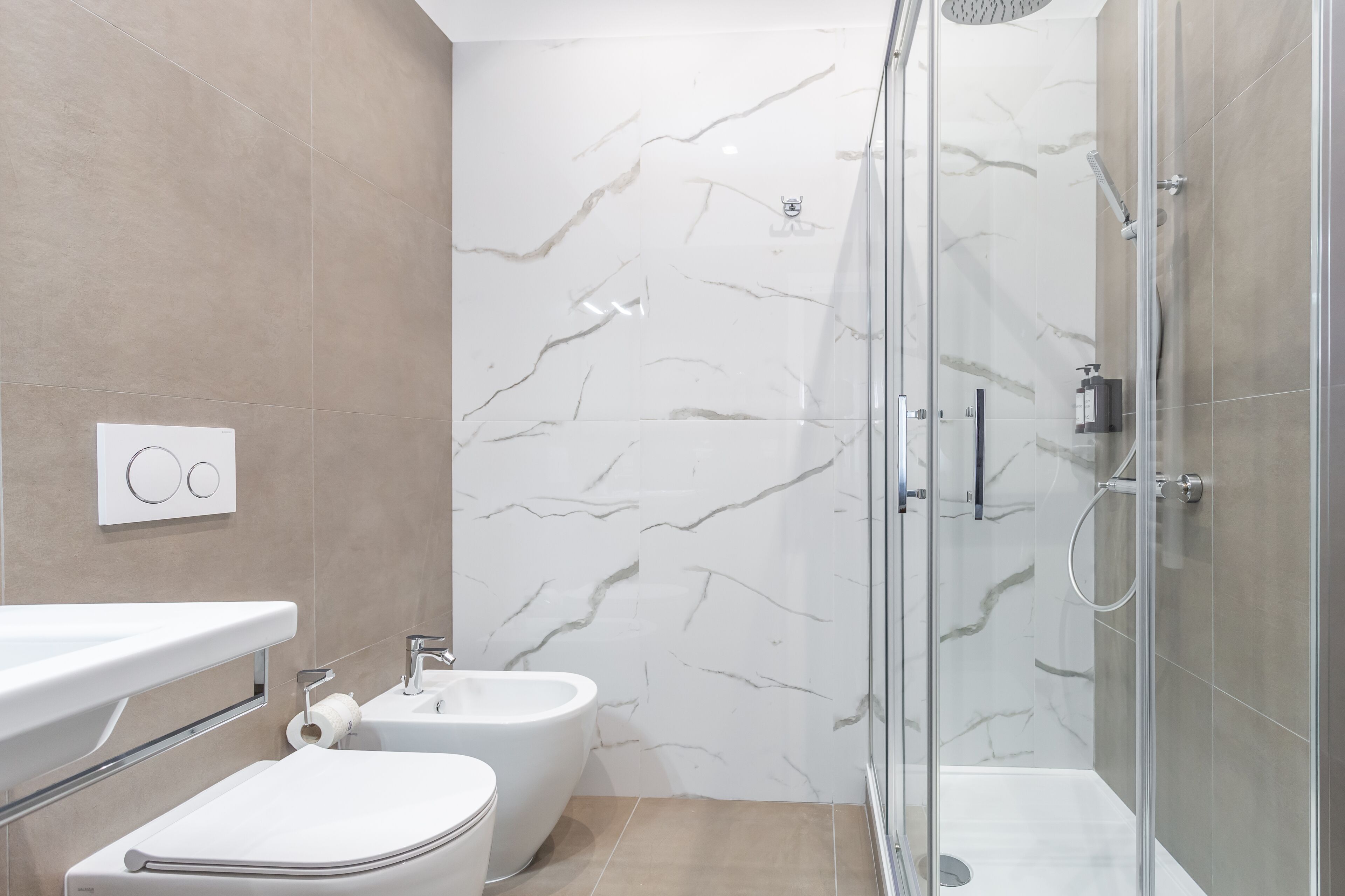 Deluxe Room | Bathroom | Shower, hair dryer, bathrobes, bidet