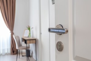A modern door with a digital lock and a keyhole. - Rhome Vatican Rooms (Rome)