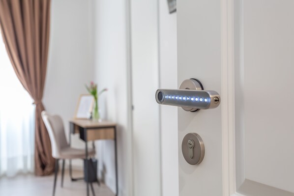 Hochwertige Bettwaren, Betten mit Memory-Foam-Matratzen, Zimmersafe