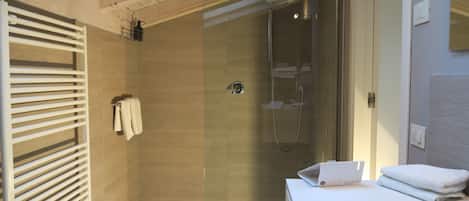 Regadera, secadora de cabello, bidet, toallas
