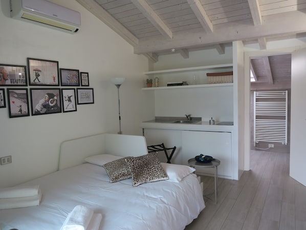 3 bedrooms, desk, iron/ironing board, travel crib