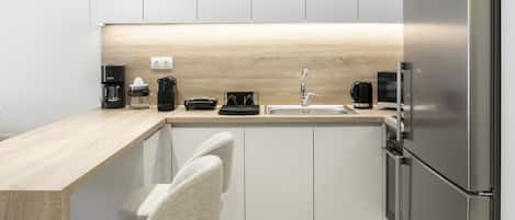 Deluxe Apartment, City View | Private kitchen