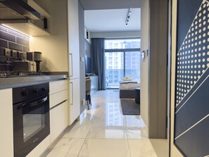 Microwave, electric kettle, toaster, cookware/dishes/utensils - Luxury studio next to Burj Khalifa (Dubai)