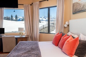 5 bedrooms, desk, iron/ironing board, free WiFi